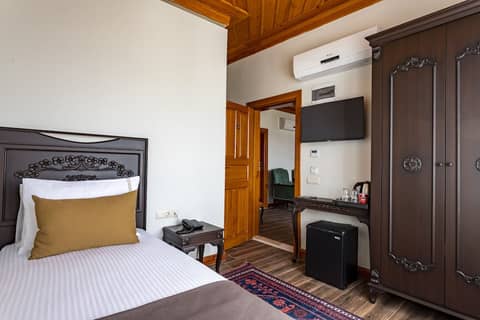 Woo TOWN — hotel room