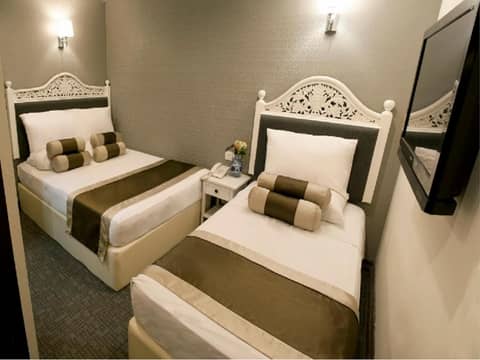 iNN at Temple St by Q Loft Newly Renovated — photo 6