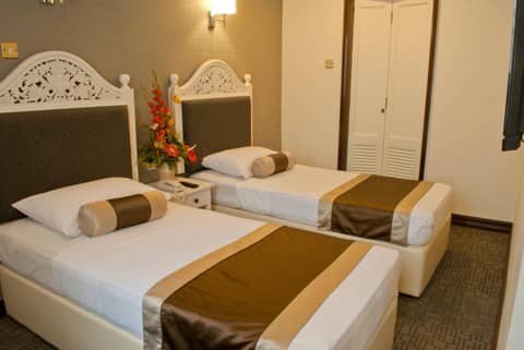 iNN at Temple St by Q Loft Newly Renovated — photo 7