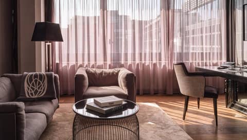 Roomers Frankfurt Central, Autograph Collection — photo 9