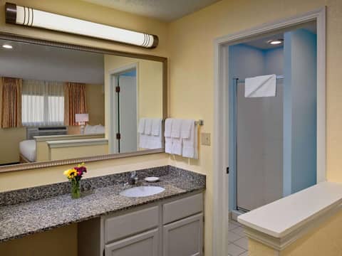 Sonesta Simply Suites Cleveland Airport — bathroom