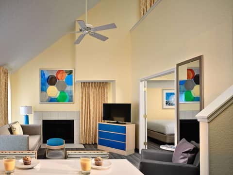 Sonesta Simply Suites Cleveland Airport — hotel room