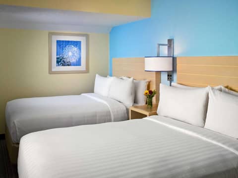Sonesta Simply Suites Cleveland Airport — hotel room