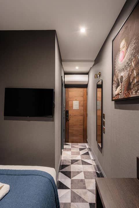The House on Warwick — hotel room