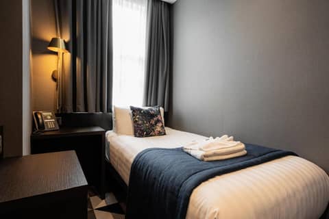 The House on Warwick — hotel room