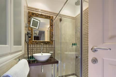 Hotel Ares Eiffel — bathroom