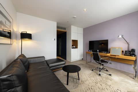 Apex City Of London Hotel — living room