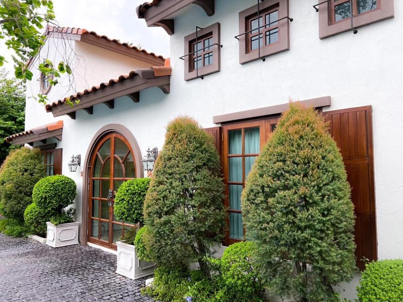 Villa Seville — building