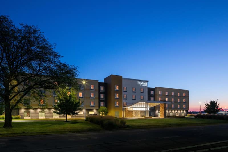 Fairfield Inn & Suites by Marriott Columbus Airport — building