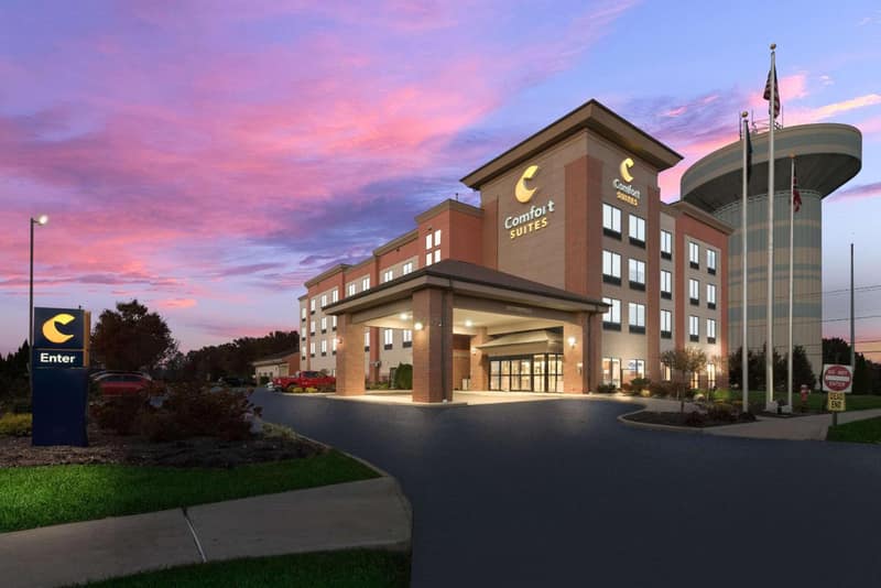 Comfort Suites Columbus East Broad — building