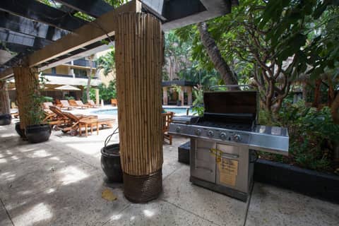 Castle Bamboo Waikīkī Hotel — outdoor bbq area