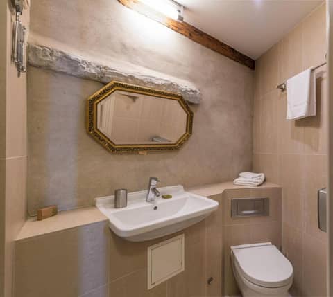 CRU Hotel — bathroom
