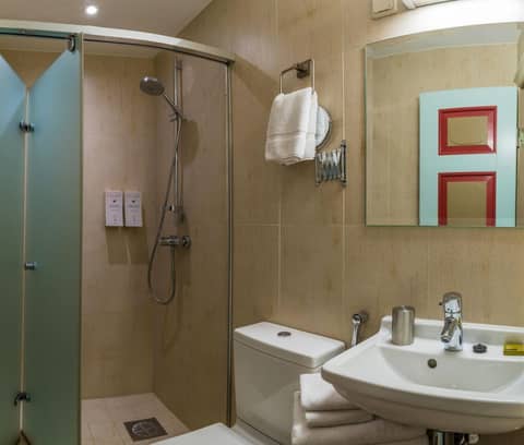 CRU Hotel — bathroom