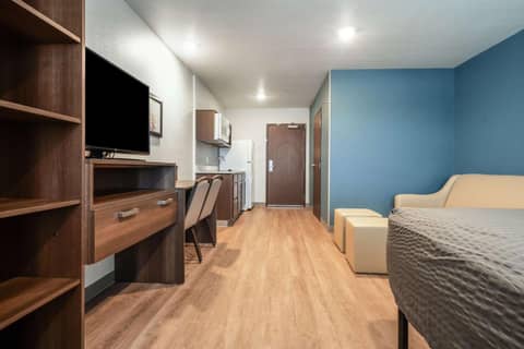 WoodSpring Suites Naples West — photo 4