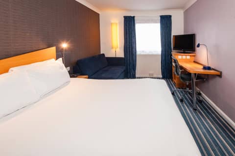 Holiday Inn Express London Chingford by IHG — hotel room