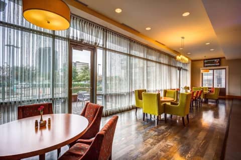 Embassy Suites by Hilton Houston-Energy Corridor — photo 2