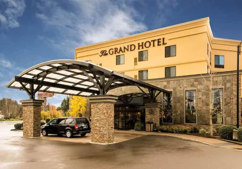 Grand Hotel at Bridgeport — building