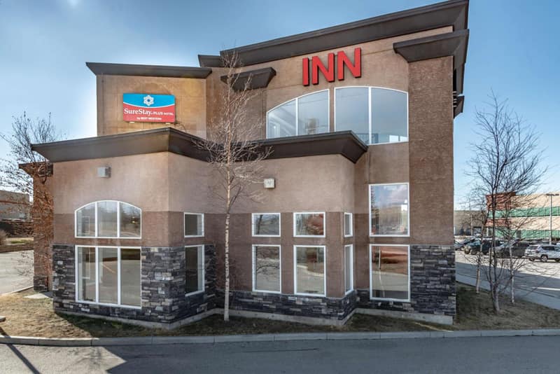 Service Plus Inns and Suites Calgary — building