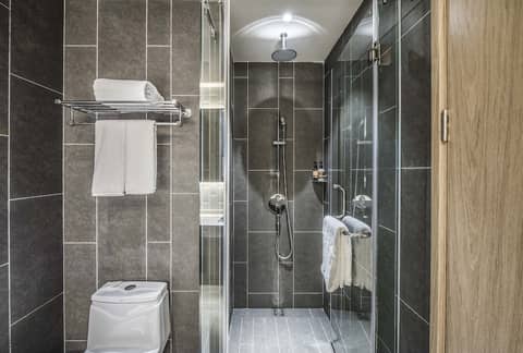 Q-Box Hotel Shanghai Sanjiagang — bathroom