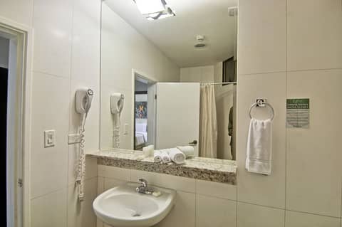 Balmoral Suites — bathroom
