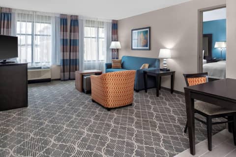 Homewood Suites By Hilton Wauwatosa Milwaukee — hotel room