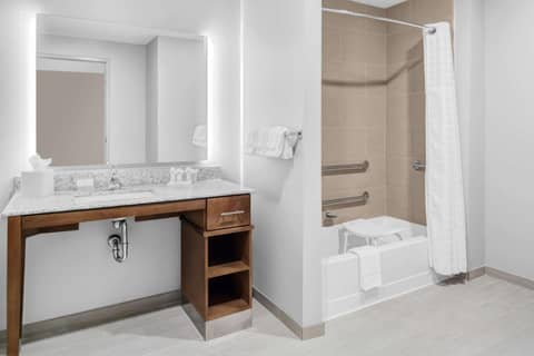 Homewood Suites By Hilton Wauwatosa Milwaukee — bathroom