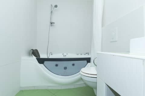 Budapest B&B Bed and Breakfast — bathroom