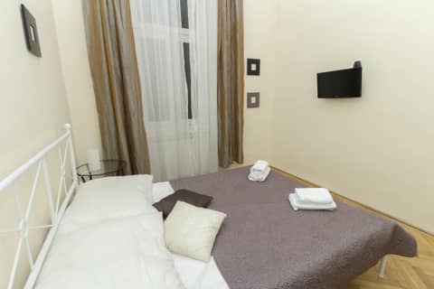Budapest B&B Bed and Breakfast — bedroom
