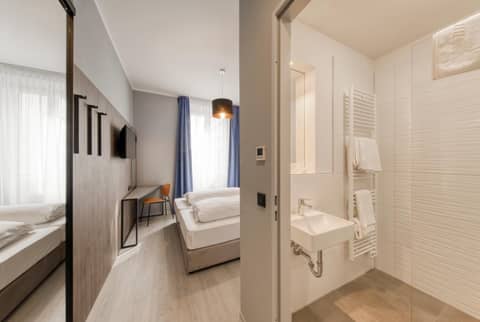 Smart Stay Hotel Station — hotel room