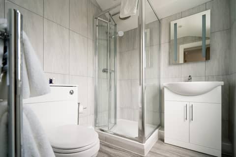 The Clarendon Hotel — bathroom