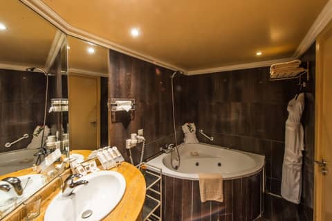 Hotel Toubkal — bathroom