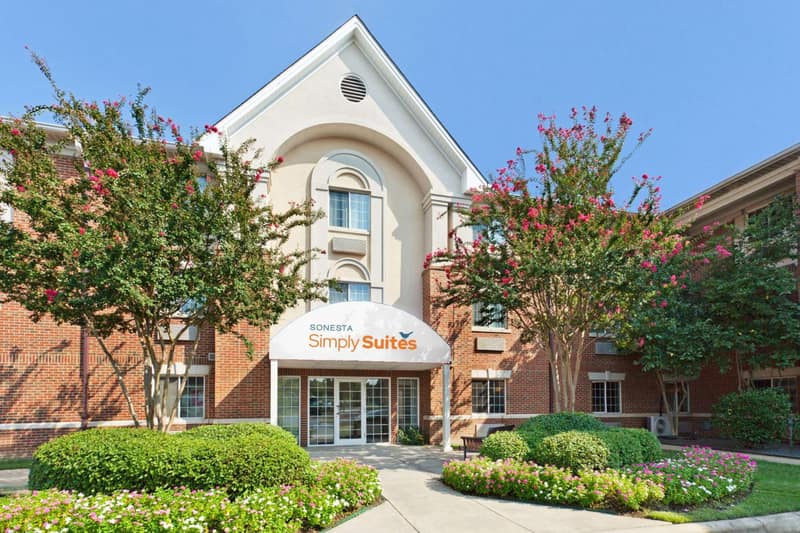 Sonesta Simply Suites Charlotte University — building