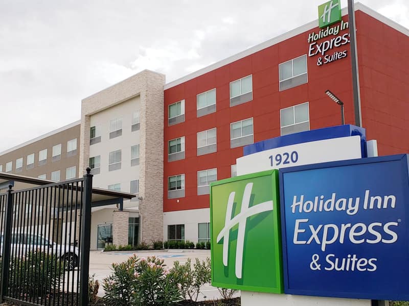 Holiday Inn Express & Suites - Houston IAH - Beltway 8 by IHG — building
