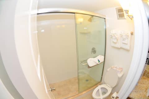 Gulfcoast Inn Naples — bathroom