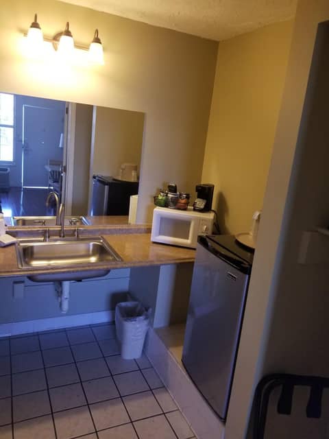 Gulfcoast Inn Naples — kitchen