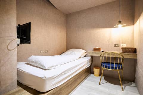York Hotel — hotel room