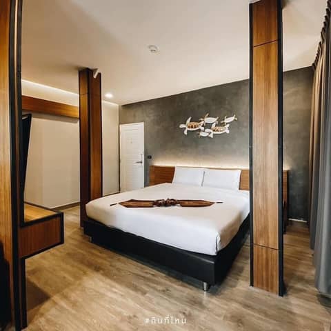 Sureena Hotel — hotel room