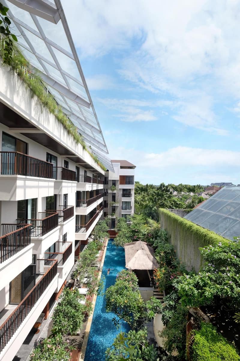 Jambuluwuk Oceano Seminyak Hotel — building