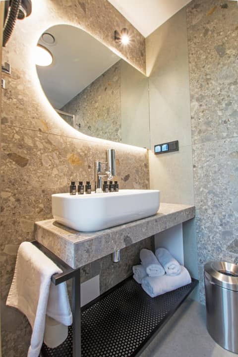 Hotel Alexander — bathroom