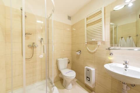 Hotel Alexander — bathroom