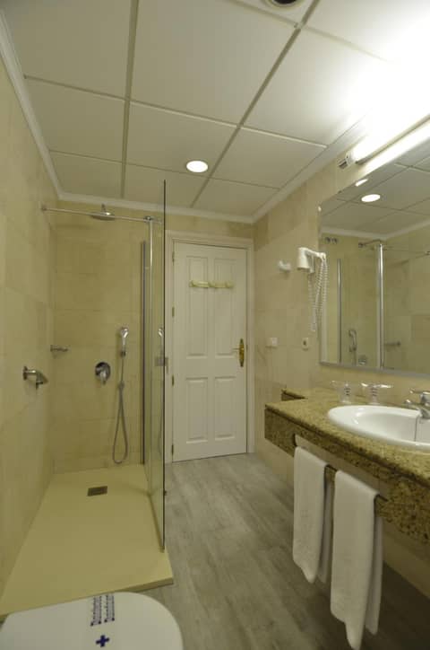 Hotel Don Curro — bathroom