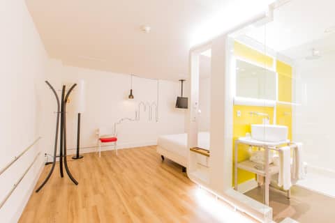 Qbic Amsterdam WTC — hotel room