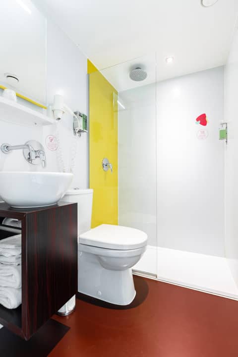 Qbic Amsterdam WTC — bathroom