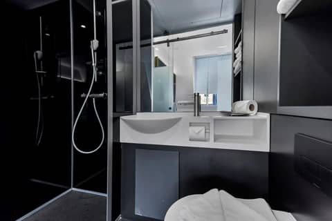 The Z Hotel Holborn — bathroom