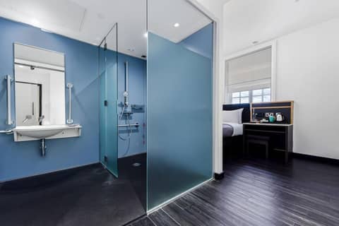 The Z Hotel Holborn — bathroom