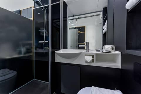 The Z Hotel Holborn — bathroom