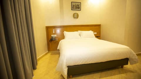 Hotel de paris — hotel room