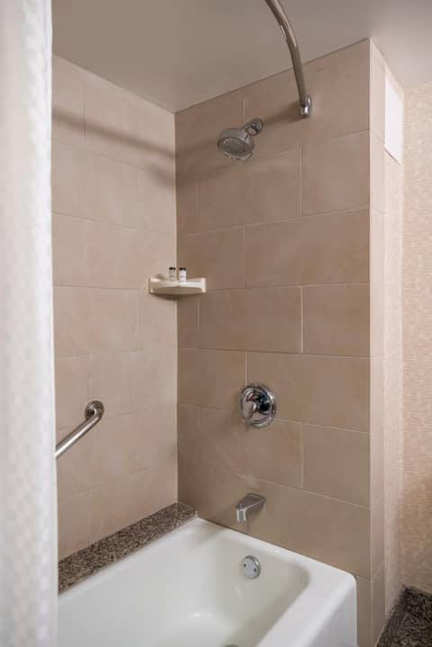 Sheraton Kansas City Hotel at Crown Center — bathroom