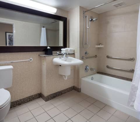 Sheraton Kansas City Hotel at Crown Center — bathroom