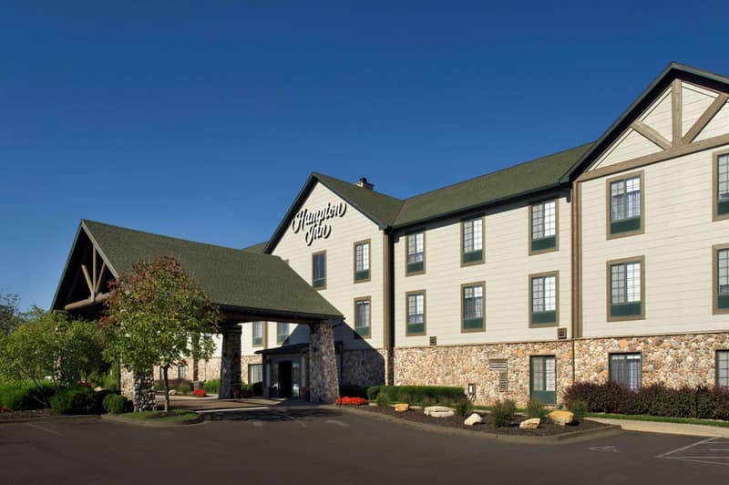 Hampton Inn Kansas City The Legends — building